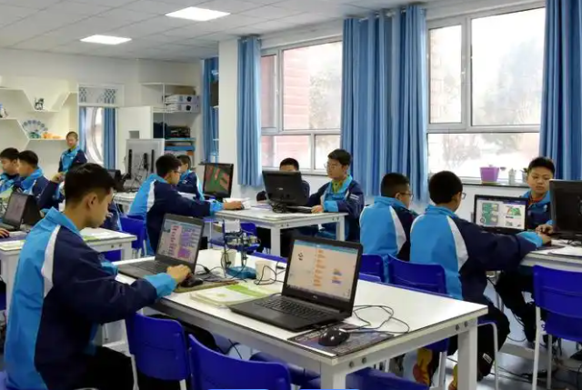 教育的数字化网络化等特点使其较
